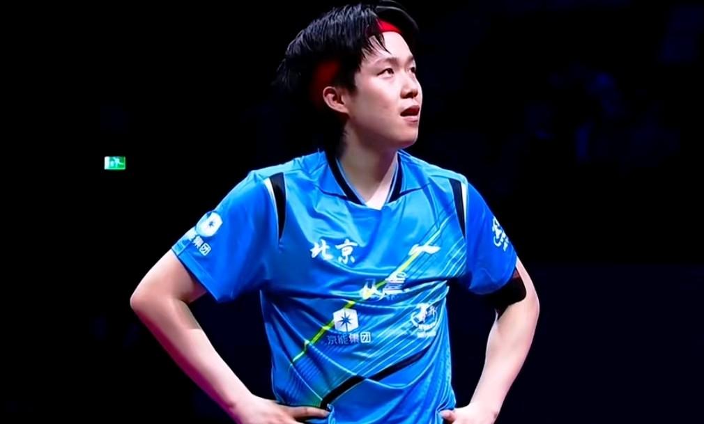 王楚钦心态崩了！最后一球抢攻丢球懊恼自责到用头磕桌子，他怎么都没想到，这