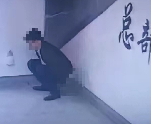 【：相关工作仍在持续推进】11月11日，一名男子在广西南宁地铁站内当众大便，“无