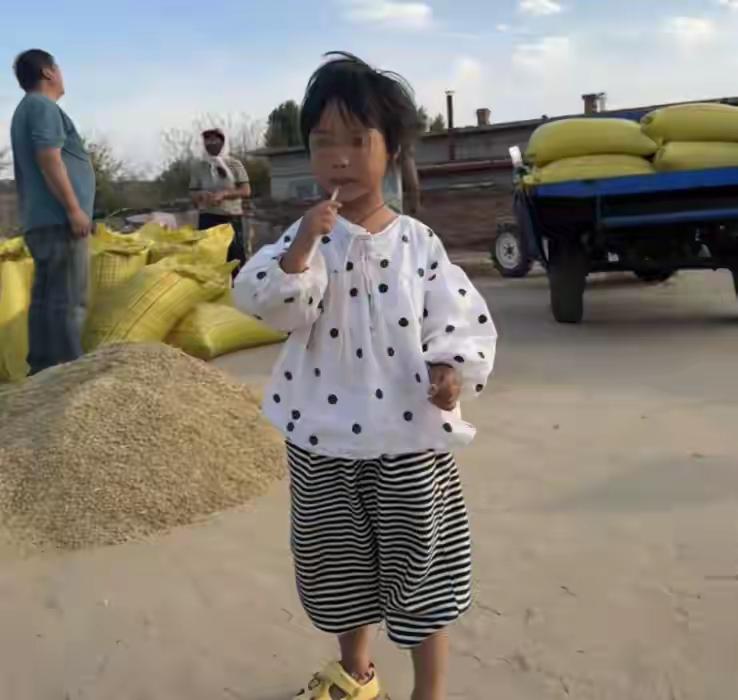 “万幸还是找到了！”10月15日，辽宁朝阳建平县，4岁女童在面包车里睡觉，爷爷奶