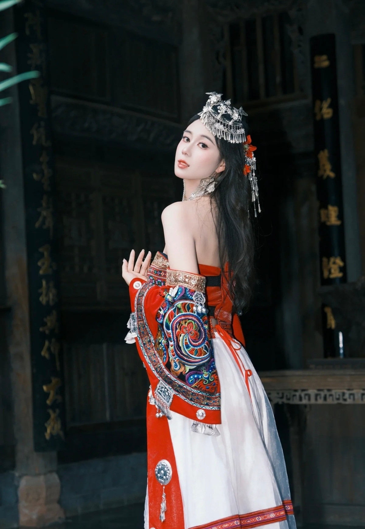 何超欣又去贵州了，还拍摄了一组苗族写真，很好看