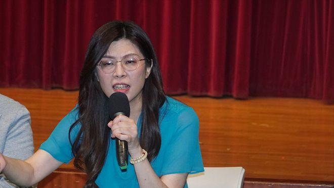 郑丽文果然胆大包天！面对两岸关系的敏感话题，她不仅没有回避，反而在公开场合直言力