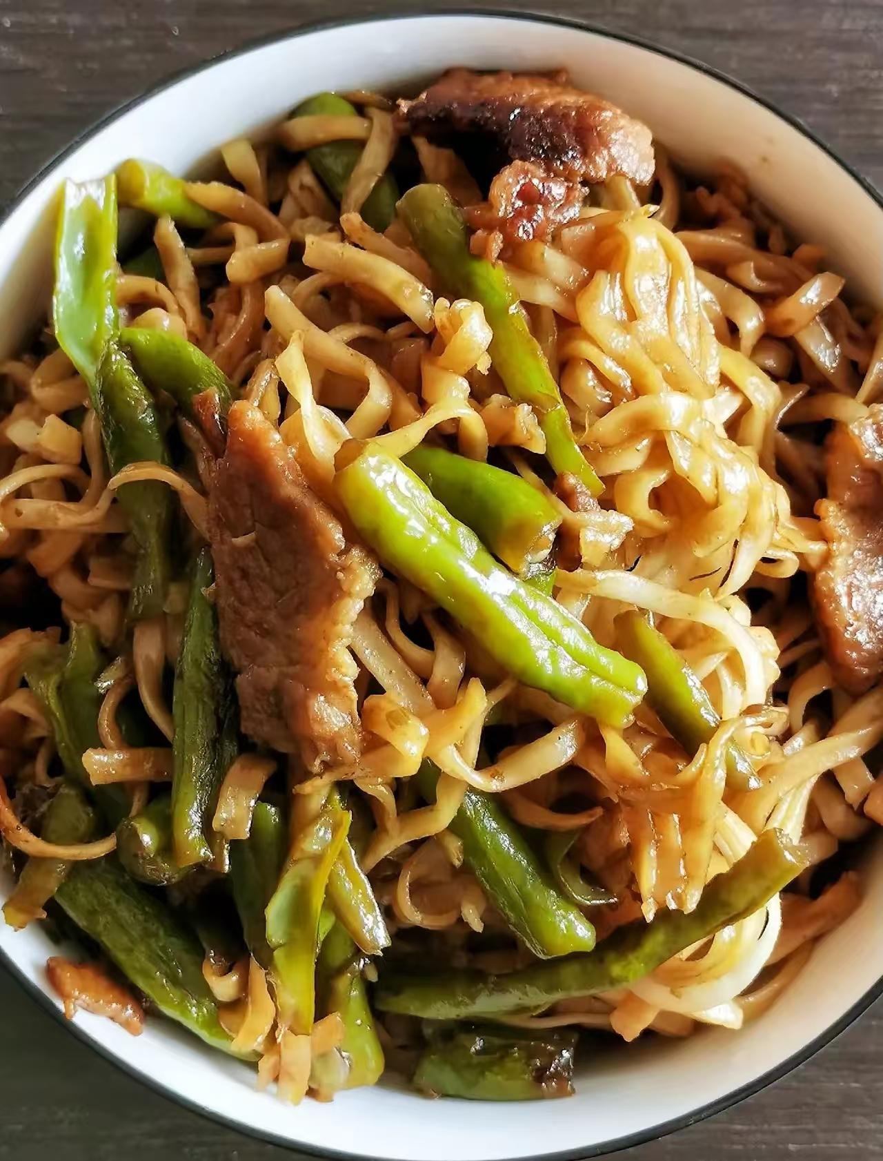 这是西贝老板开在北京798的“天边砂锅焖面”。好多年不去外面吃饭了，心累，卫生，