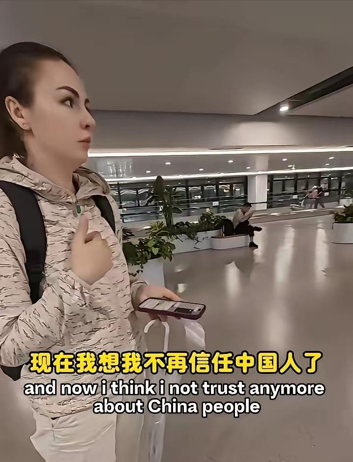 上海浦东机场，一个乌克兰姑娘把刚入手的一万六千元新款苹果手机落在了卫生间，民警和
