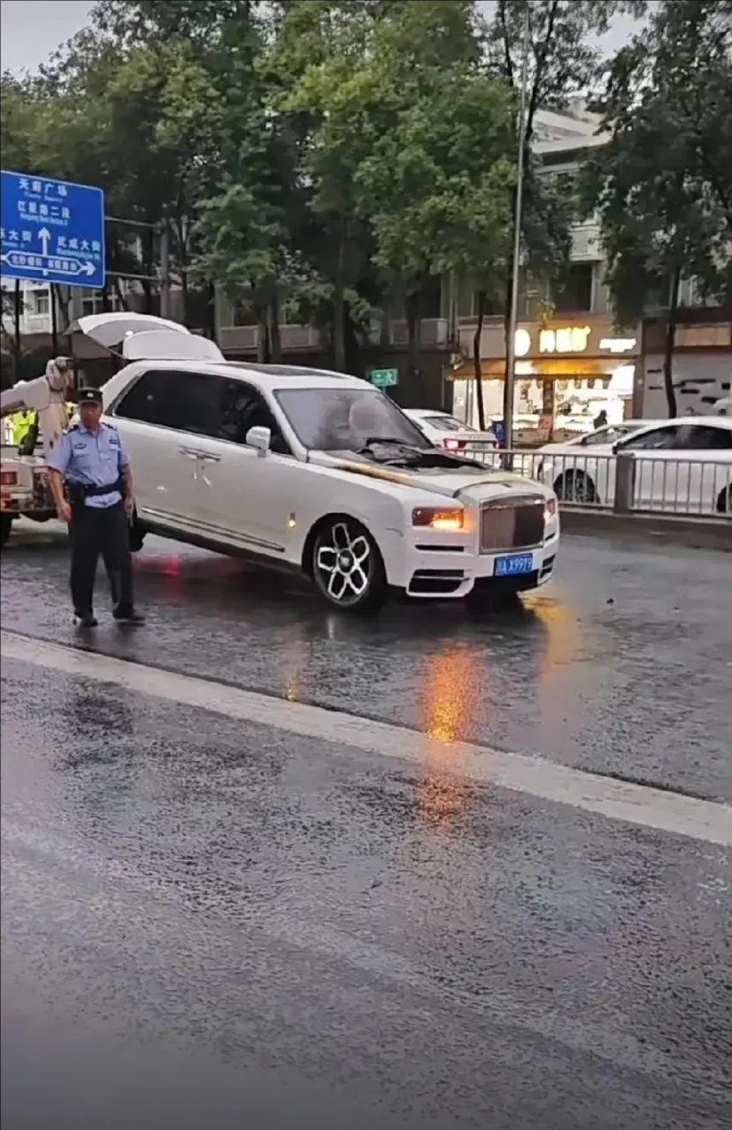 最近成都街头这出闹剧，真是让人大跌眼镜！一位网红为了在太古里拍出排面，特意租来一