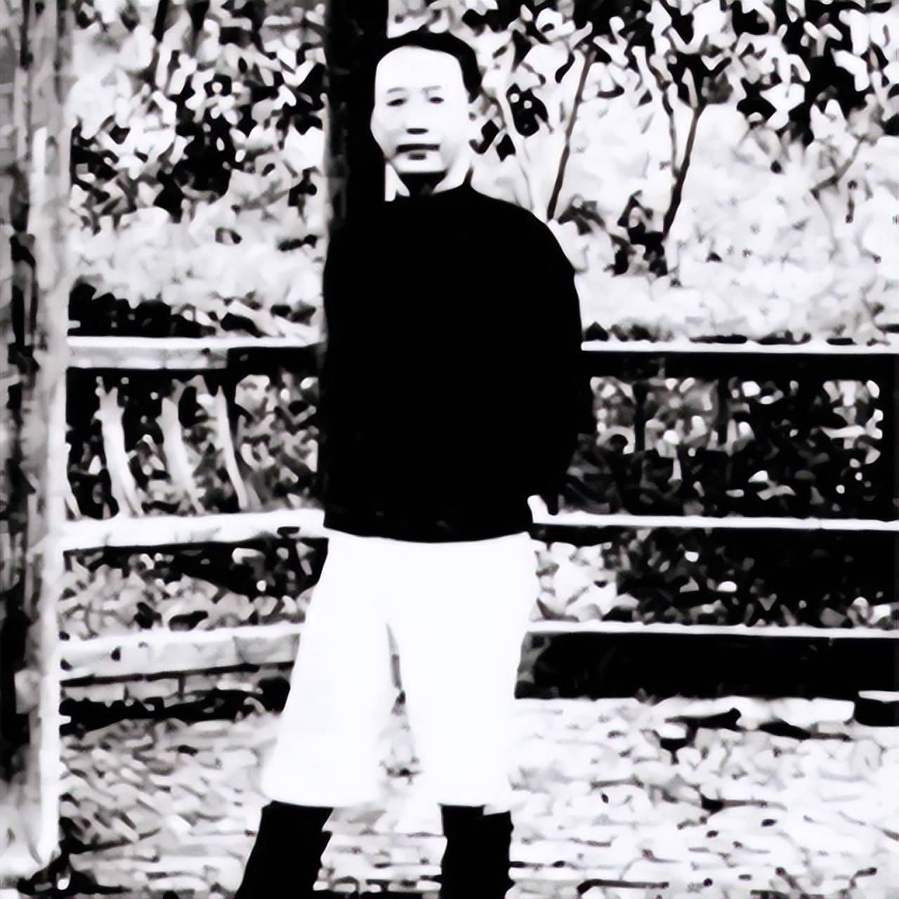 一同参观瞿秋白纪念馆，朋友问道:“瞿秋白相当于什么地位？”淡然一笑：“他