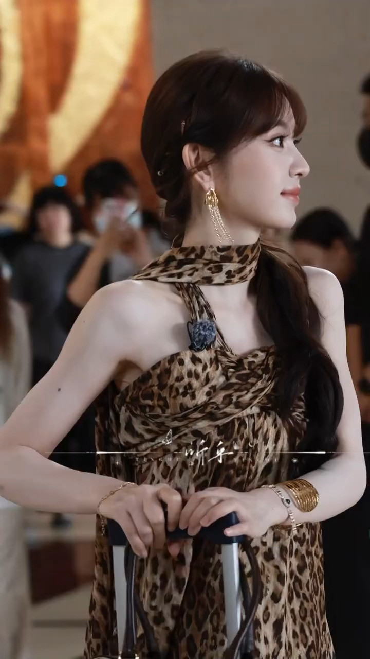 田曦薇丨豹纹小猫美萌无上限