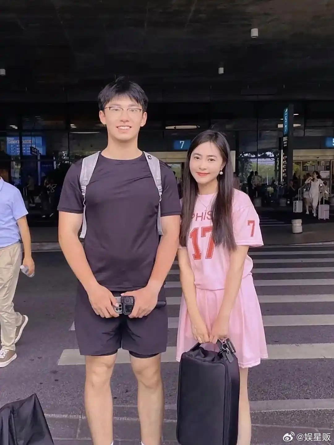你敢相信这是母子合照，妈妈居然那么年轻。​​​
