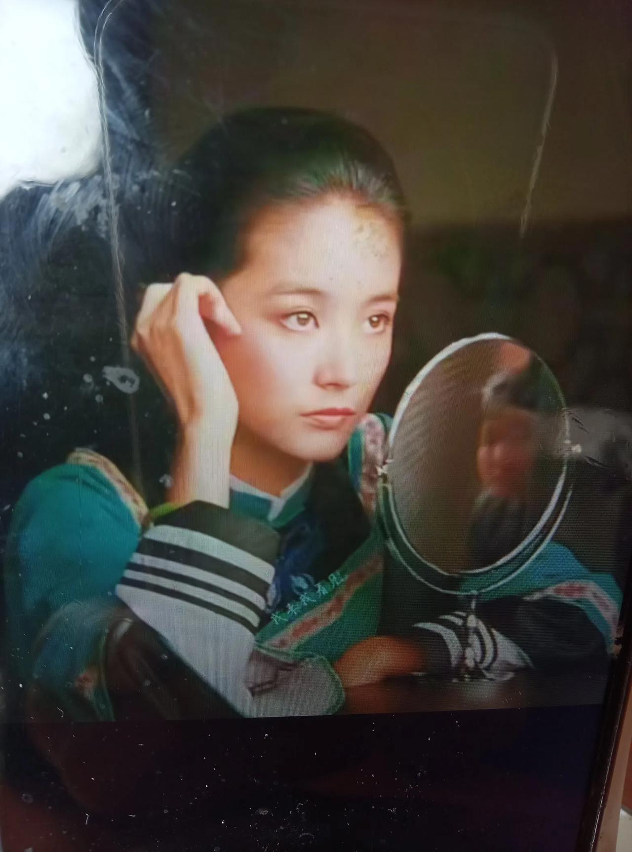 十七岁的林青霞过来试妆，一下子就吸引到了琼瑶，当场拍板定下＜窗外>女主角非林青霞