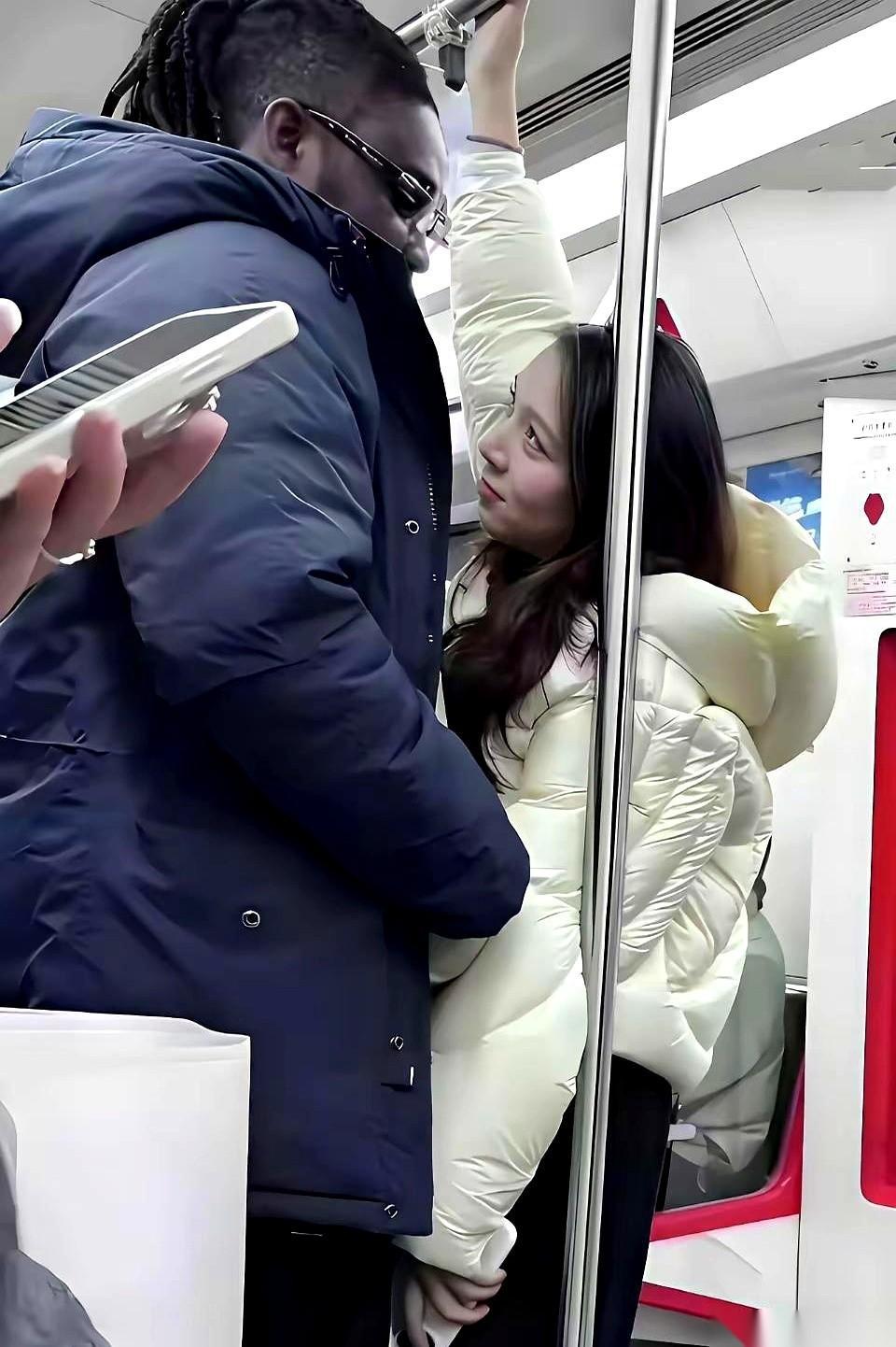 一张地铁里的抓拍。车厢摇摇晃晃，灯管的光在每个人脸上扫过，一片低着头的手机屏幕