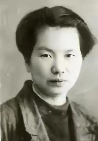 1950年，吴石被捕前，把保姆林阿香叫到书房，拿出2根“小黄鱼”，对她说：“阿香
