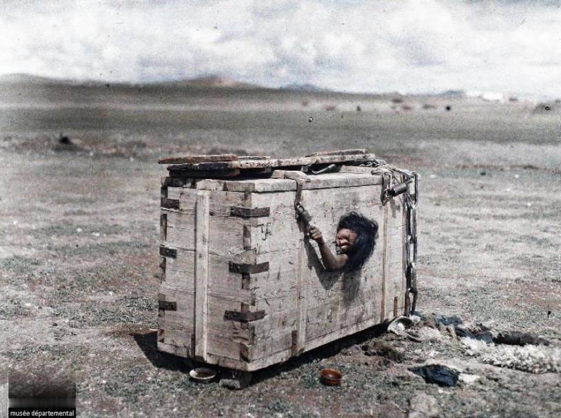 1913年，蒙古乌兰巴托，一女子因犯通奸罪，被实施了“箱刑”。她被剥去衣物，然后