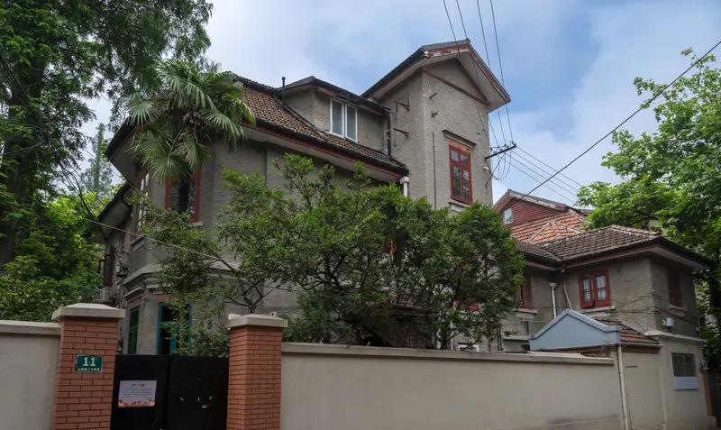 妻子酷爱打麻将，几乎天天都去，少有在家陪伴老公。一日夜晚，老公对妻子说：“今晚