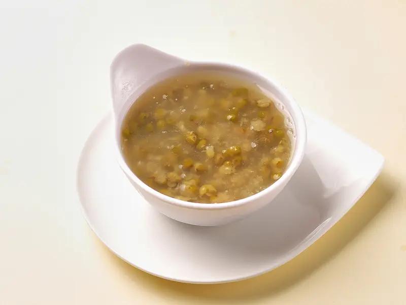 你家的绿豆汤有什么独家配方?我家绿豆汤可有不少独家配方。针对心烦失眠，我会用绿