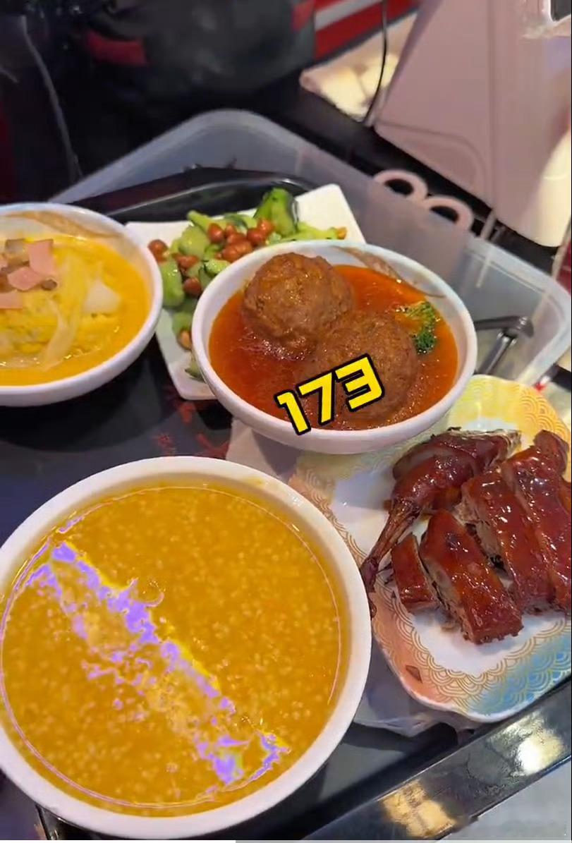 上海173元四菜一汤的快餐这个价格认真的嘛？[捂脸哭]平时吃快餐17.3我都要考