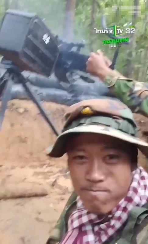 柬埔寨这仗打得真搞笑，一边打仗一边直播求打赏，完了还要不断的发抖音求关注，