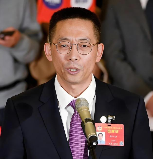 一次国际会议上，一位瑞典教授在谈到中国科技时，露出满脸不屑。时任清华副校长的施一