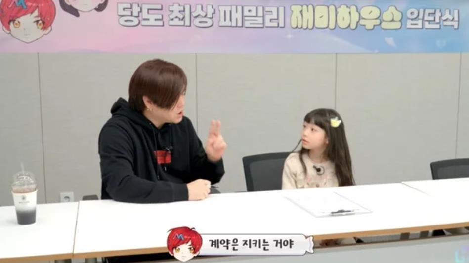 韩国知名男星带女儿签订“她人生首份经纪合约”