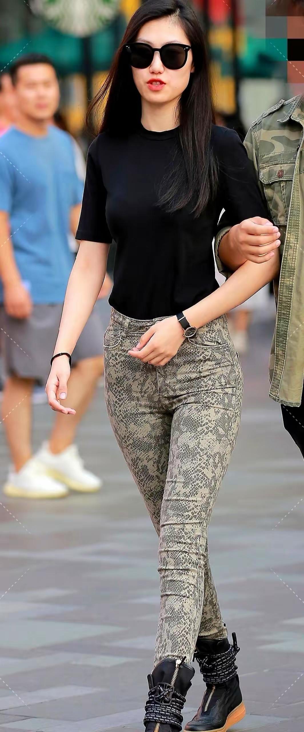 都市街头穿搭指南：黑T恤+蛇纹裤，时尚又酷炫！