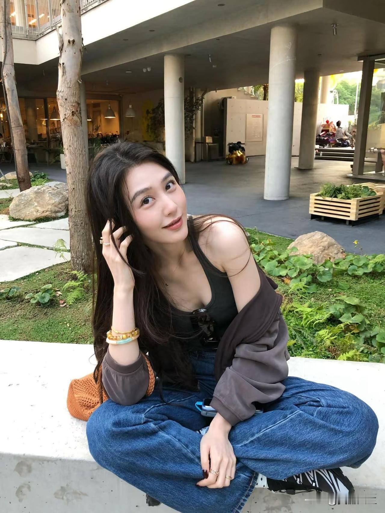 在这个懒散的周末，是不是无所事事，都是一种奢侈～那就闭上眼睛，沉浸其中吧……