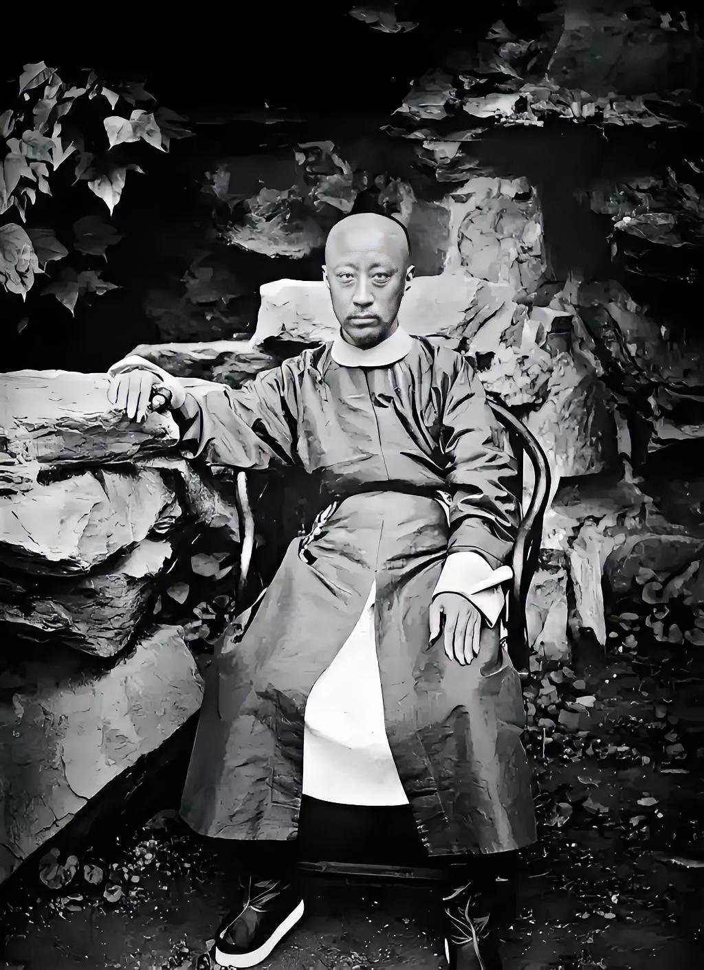 同治帝的老师翁同龢，在日记里爆出过一个扎心细节：慈禧太后因为唯一的儿子同治帝没能