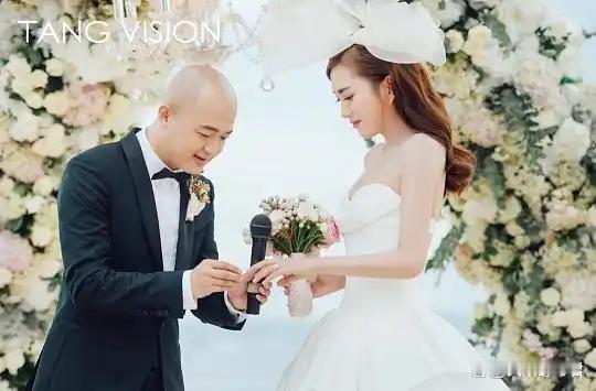 包文婧曾拿烟头烫手臂、求婚数十次，婚礼上说“不然就杀了你们”！如今包贝尔被曝出轨