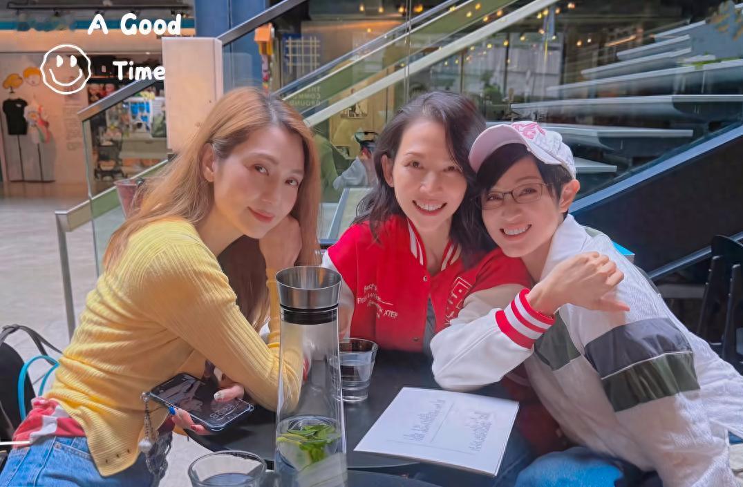 52岁蔡少芬，55岁洪欣，58岁陈法蓉五一姐妹聚会照！3人同以休闲穿搭示人，在香