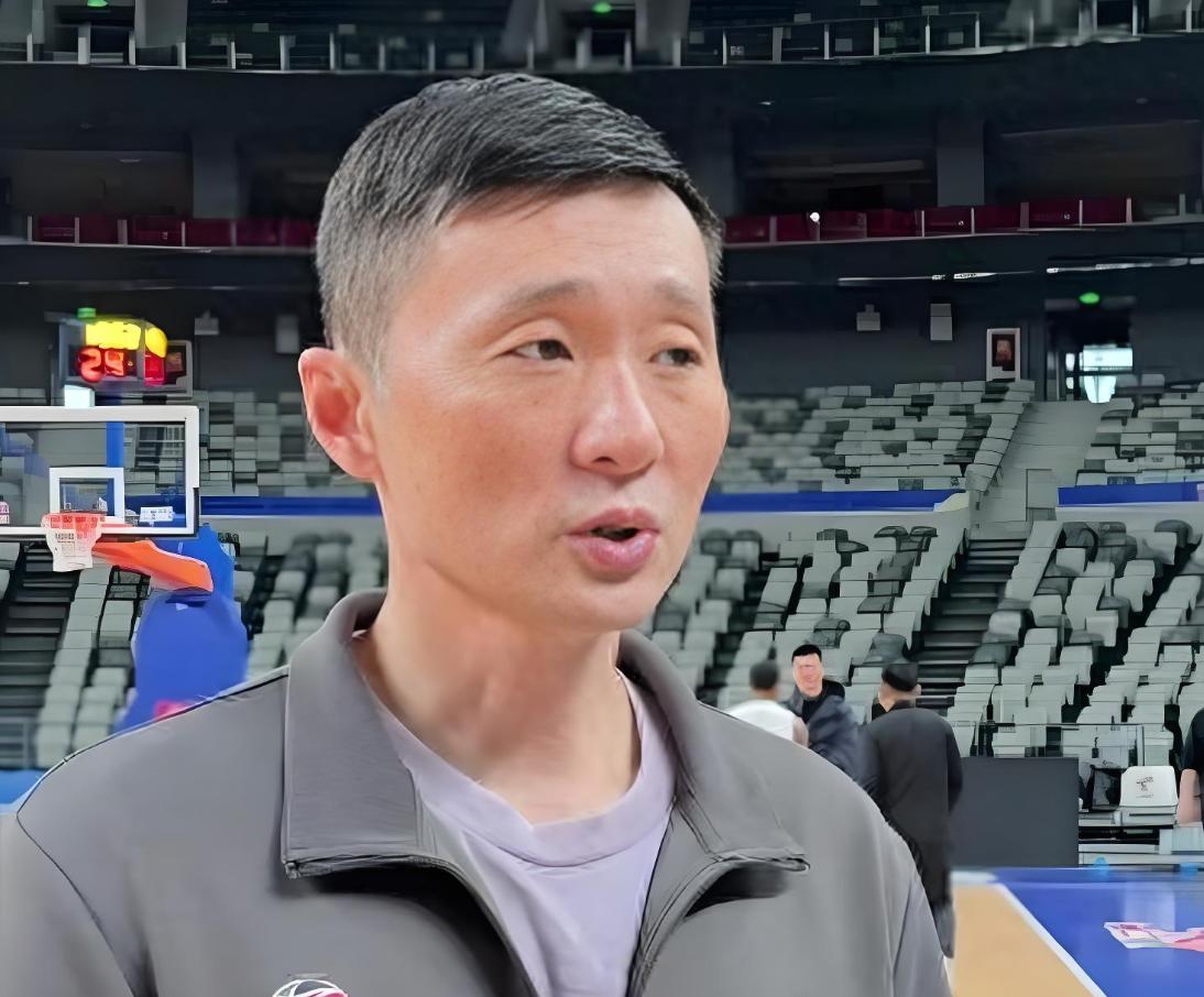 输给吉林队6分！刘炜点评批评新疆队1球员，球迷：最差的就是你，下课吧。CBA常