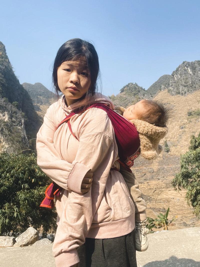 96年女孩离婚带娃回归大山，她把离婚证烧成灰，撒在了山脊上‌她曾穿着高跟鞋走进