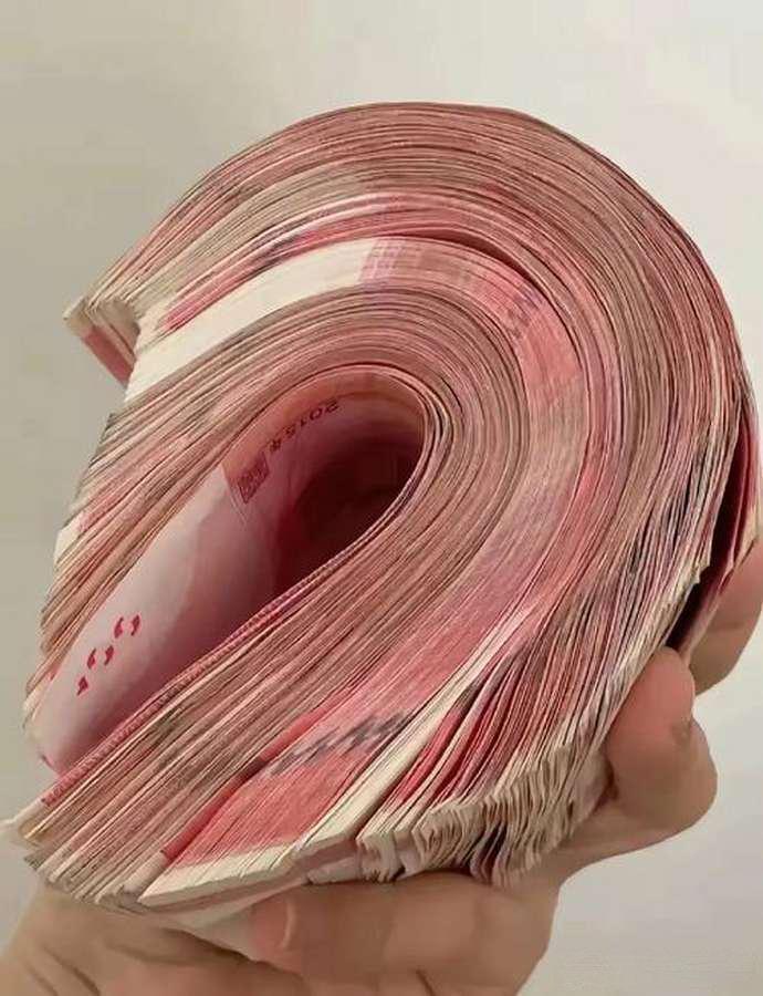 以前收包收转账的表妹，现在去超市当收银员了前阵子我一个朋友过来喝茶。他在我们