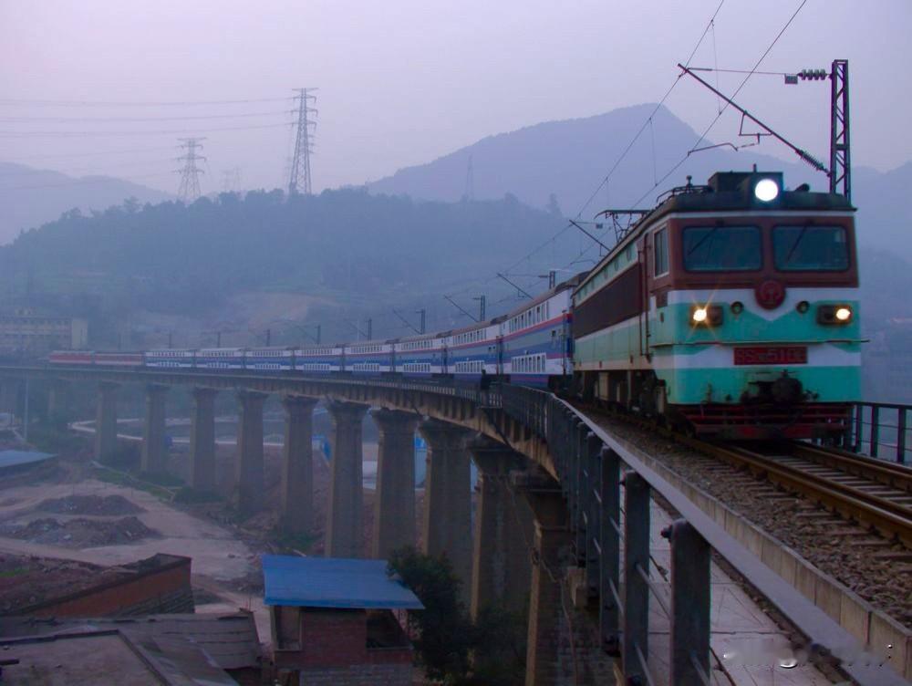 十五年前成都铁路局管内的双层客运列车，2011年春运期间，南充经达州到重庆的56