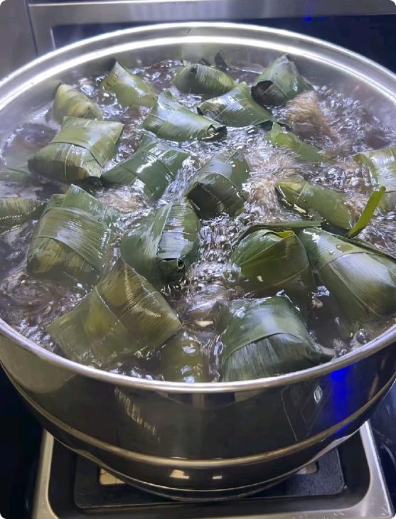 昨天我煮了一百多个粽子，早上女儿来拿走了30多个。儿子说要拿60个，其中