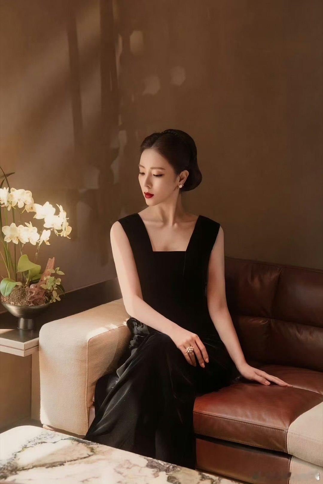 李思思高级东方美李思思的红毯造型是东方美学范本吧！黑色礼服衬得她身姿如竹，眉眼