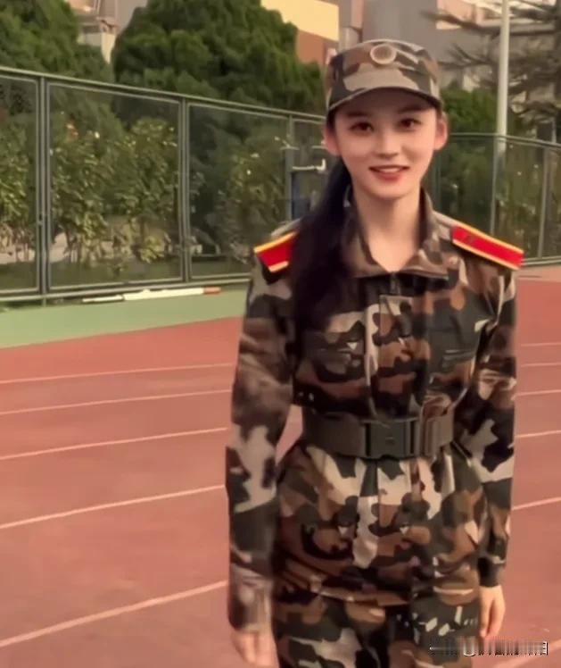 女军人的英姿总是让人着迷。那身迷彩服仿佛是一种独特的象征，红肩章更是点睛之笔。就