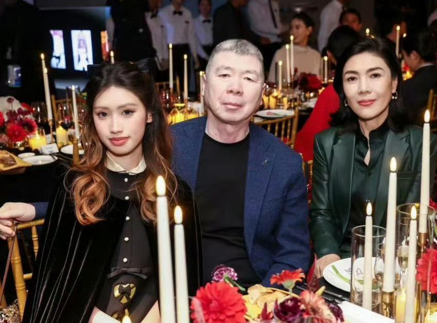 别再信什么“长期相处会越长越像”了。看看冯小刚女儿的脸，那是DNA的绝对统治。