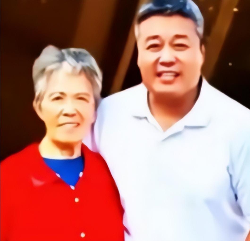 2015年，青岛大叔曾身家千万开酒楼，跨界投资失败欠下4600万巨债，妻子带
