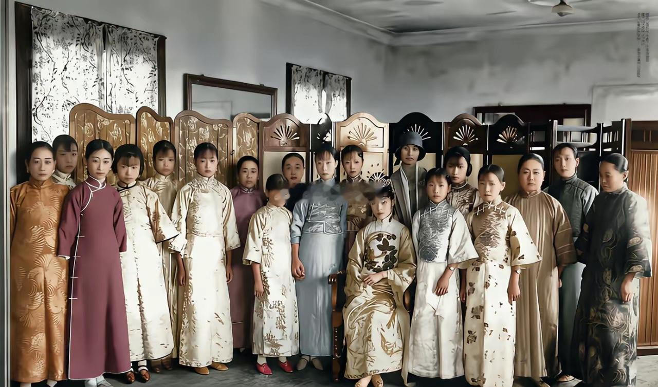 这才是婉容皇后接待外宾的真实影像，照片里陪拍的格格们毫无皇室贵气，和剧中雍容华贵