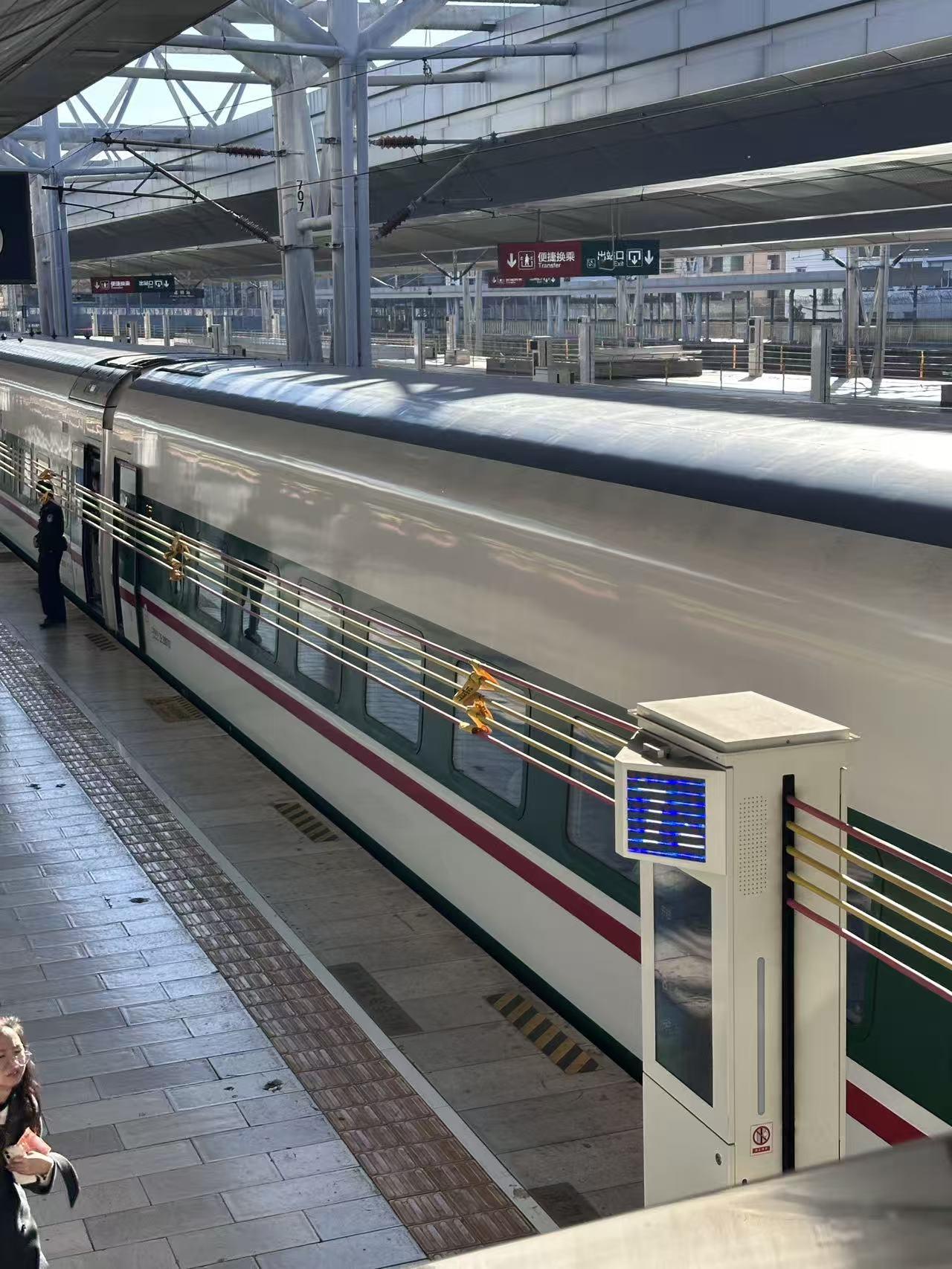 现在一些高铁站动车站搞这种可上下移动的拦网，表面上看是为了安全，但其实是对人性的