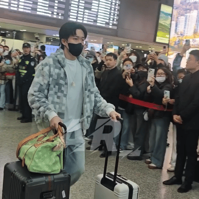 王楚钦到达成都，少年感满满。11.26日，国乒是上午9点多的航班，在北京出