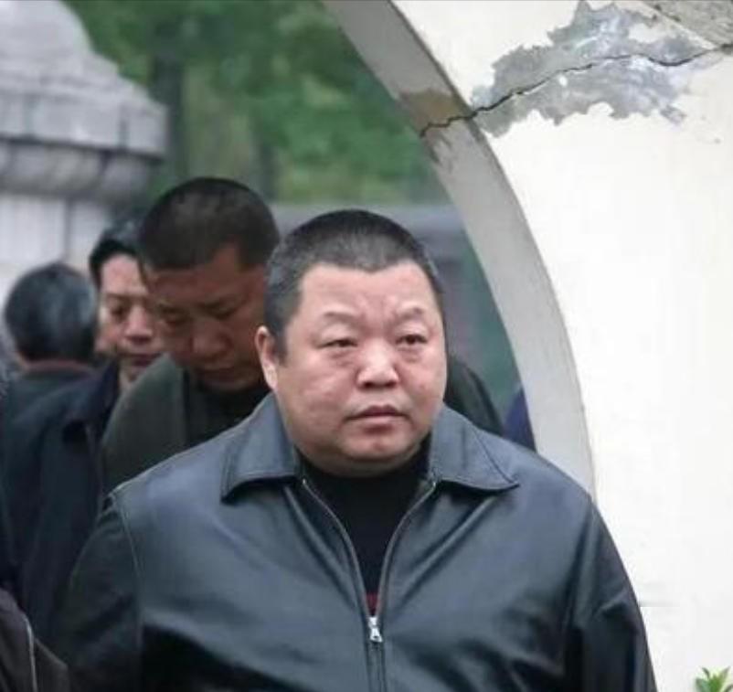 2018年，臧天朔临终前，屏退全部家人，包括他的妻子李梅，唯独留下了斯琴格日乐，