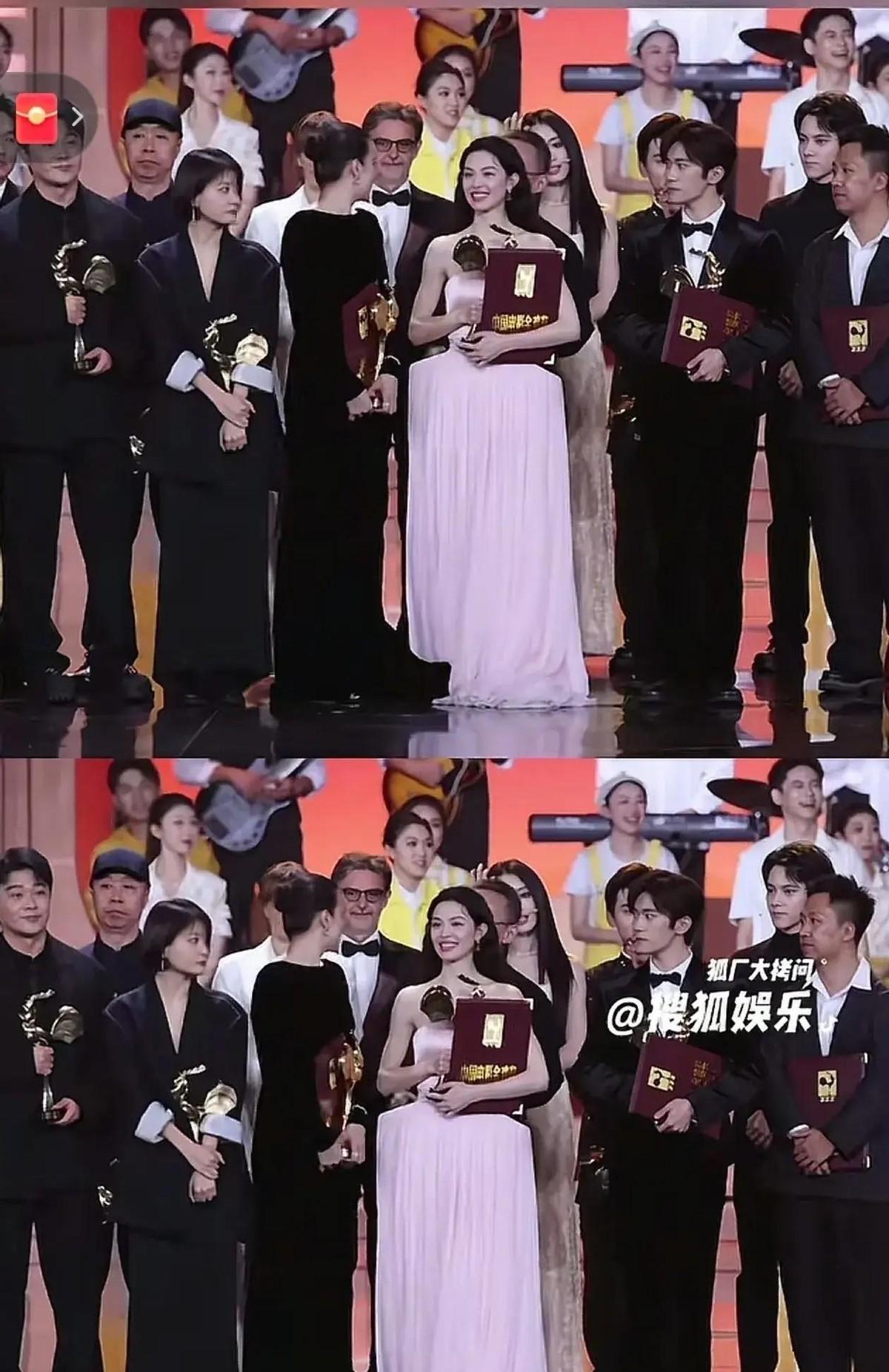 钟楚曦刚拿下金鸡最佳女配，合影时却一步插到宋佳和易烊千玺中间，镜头里宋佳愣了半秒