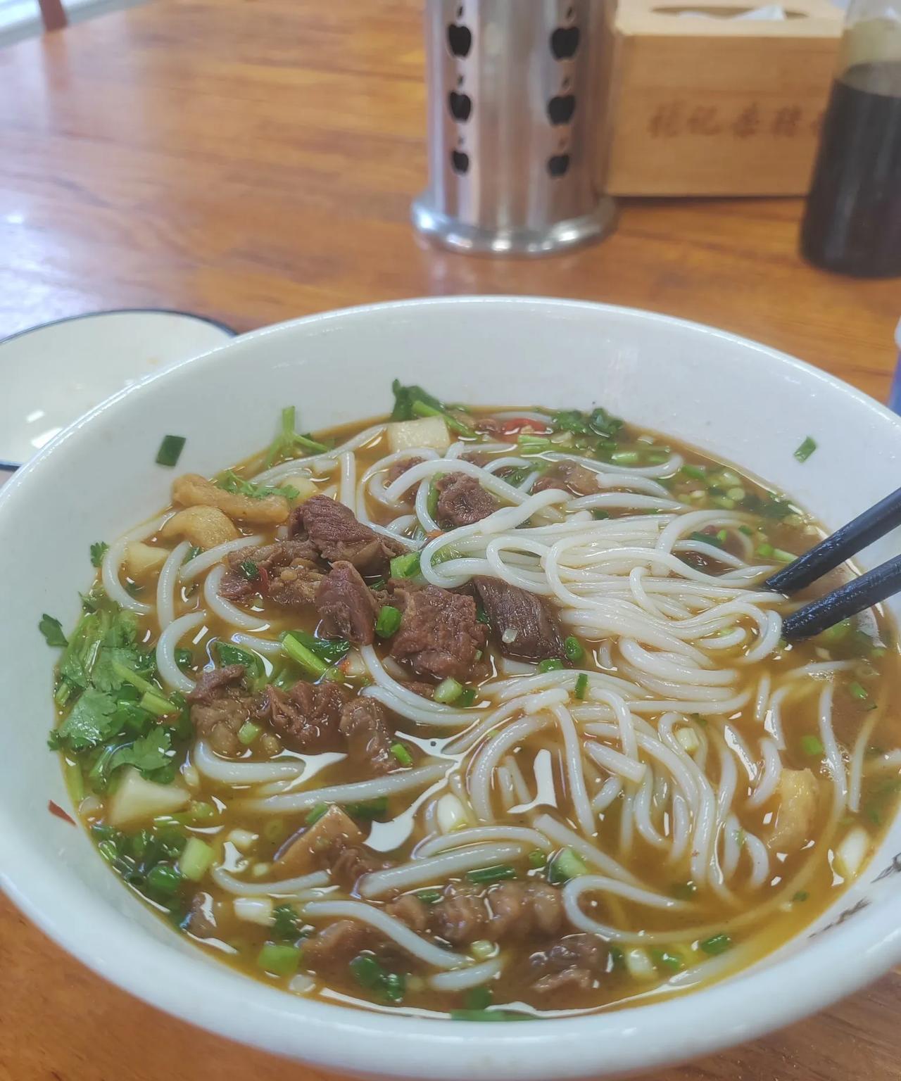 今天听两个阿姨在议论：现在的钱真不经用，随便买点什么就是百八十块是的，我来省城