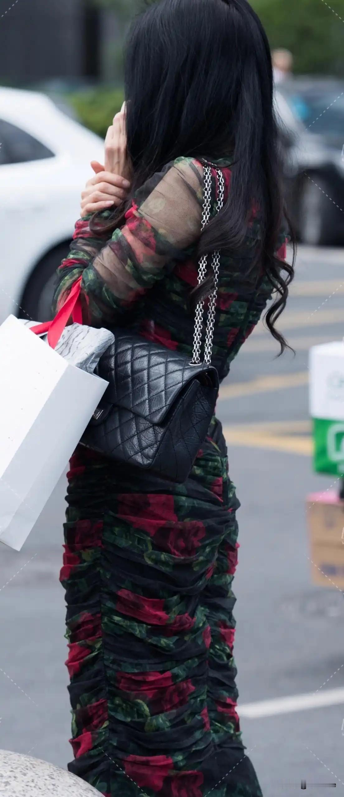 迷彩连衣裙搭配黑色链条包，都市女孩的时尚选择！