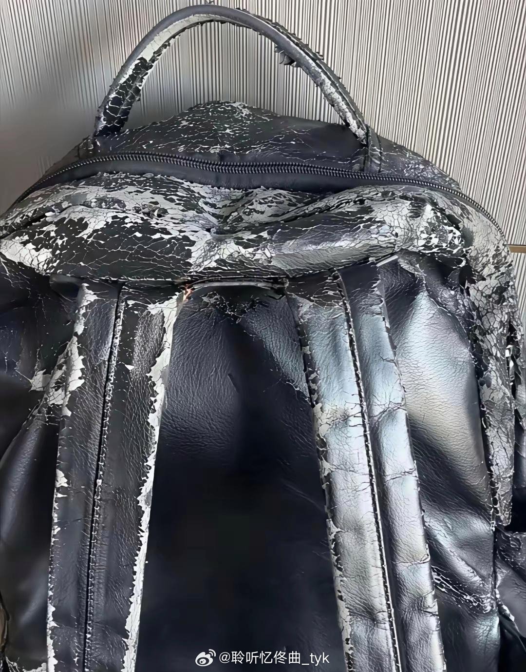 女同事天天背着这个破包上班，我问她为啥不花钱换一个？她说这是花几十万块买的，限量