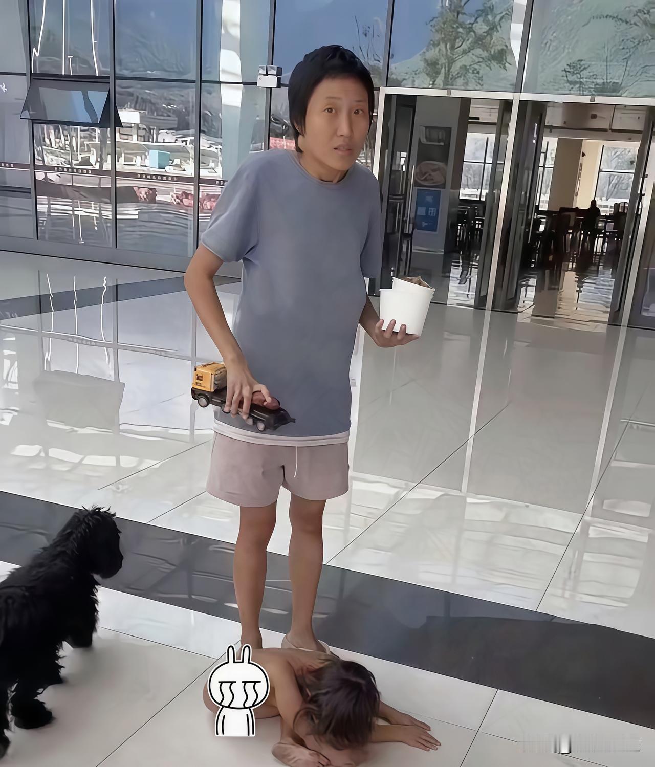 这个妈妈的状态令人担忧！她的双眼是那种没有神的，缩着脑袋，时不时地撇过头去，