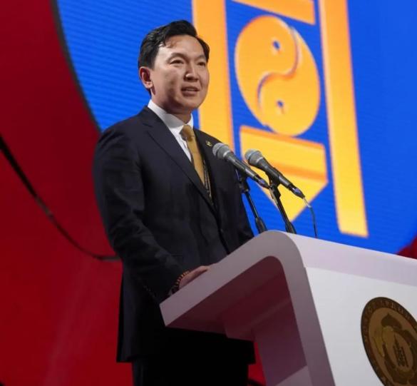 新上任的蒙古总理乌其尔勒，最近见了中企代表。开场先感谢中方8月供应汽油帮蒙古解了