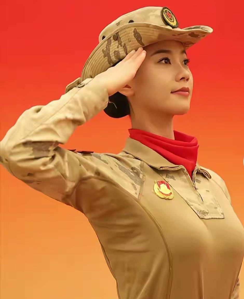 大家觉得这个受阅小姑娘的颜值是不是特别出众呢？小姑娘名叫李思颖，河北籍，身高1