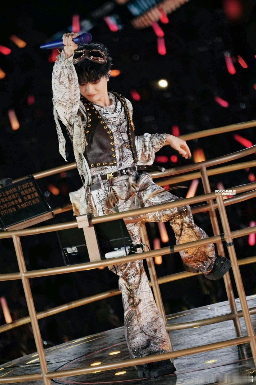 周深花车环游他的歌声怎么这么空灵和优美三首组曲连唱，花车巡场氛围感拉满，周深花