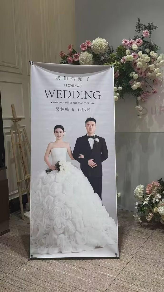 感情里吃亏的一方，往往是沉没成本更高的一方。贵州这场“楼上百日宴、楼下婚宴