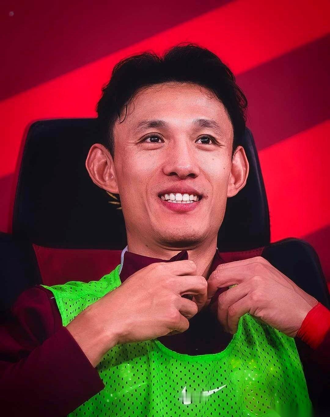 王燊超这一脚，我敢说，帕瓦尔来了都得递根烟。真的，就这一脚，把上半场所有骂街的