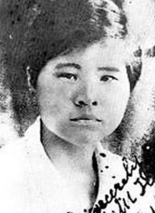 1940年，双枪女英雄李林被日军困在破庙，日军破开门、一拥而入的瞬间，所有人都以